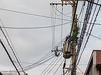 В Китае мужчина пытался бежать из отеля по проводам, чтобы не платить за номер
