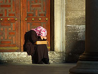 В ОАЭ мужчина облил жену и ее любовника кислотой, женщина умерла