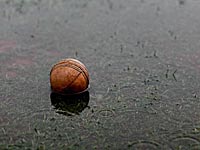 Матч чемпионата Румынии был прерван из-за того, что все мячи утонули в реке