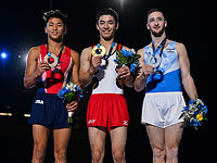 Артем Долгопят (справа) на чемпионате мира по спортивной гимнастике в 2017 году