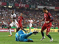 Португальцы завоевали путевку в Россию. Латвийцы побеждают с крупным счетом