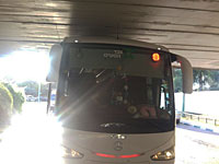 В Тель-Авиве застрял под мостом автобус
