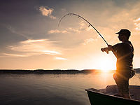 Рыбак чуть не умер, когда живая рыба прыгнула ему в горло