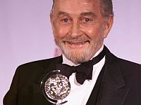 Умер британский актер Рой Дотрис, сыгравший отца Моцарта в фильме 