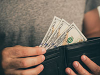 Водитель автобуса нашел в салоне 10.000 долларов и вернул их хозяйке