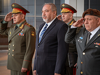 Министр обороны РФ Сергей Шойгу, министр обороны Израиля Авигдор Либерман и начальник генерального штаба ЦАХАЛа генерал-лейтенант Гади Айзенкот