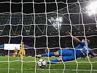 На 75-й минуте Гленн Маррей реализовал пенальти 0:3