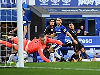 Санчес нанес сильный удар в дальний угол 2:5