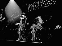 Умер продюсер и бывший участник AC/DC Джордж Янг