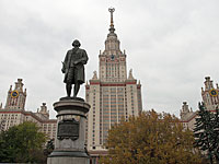 Получено анонимное сообщение о бомбе в  здании МГУ на Ленинских горах: идет эвакуация 