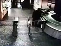 Опубликована видеозапись того, как Борис Гриц прорывается на радиостанцию