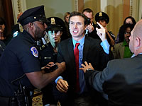 В Капитолии Трампа забросали российскими флажками