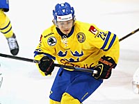 Шведский хоккеист забросил красивый гол из-за ворот