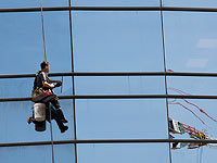 В Тель-Авиве два человека застряли в люльке для мойки окон