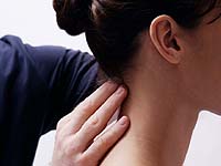 9-летнюю девочку боятся из-за того, что ее шея согнута под углом 90 градусов