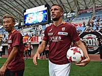 Суровый японский судья: защитник нокаутировал вратаря своей команды. А наказали Лукаса Подольски