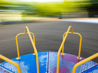 В Рамат а-Шарон четырехлетний мальчик получил травмы при падении с карусели