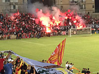 На стадионе в Ашдоде полиция задержала двух футбольных фанатов с пиротехникой