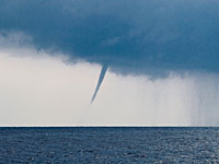 Профессор университета снял на видео два водяных смерча над Тель-Авивом