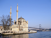 Школьницу из Санкт-Петербурга насильно удерживает в Турции ее отец