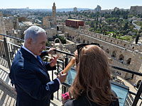 Нетаниягу проводит персональную экскурсию трехмиллионной туристке