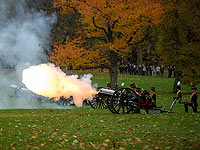 69 лет принцу Чарльзу: торжественный салют Королевской артиллерии. Фоторепортаж 
