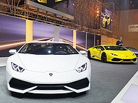 Папа Римский получил в подарок уникальный суперкар Lamborghini Huracan