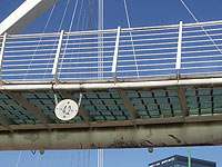 В Петах-Тикве эвакуатор повредил стеклянный пешеходный мост