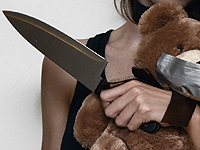 В Киеве 15-летняя девочка найдена с ножом в груди; ее мать считает, что это суицид