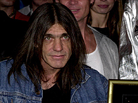 Умер Малькольм Янг, один из музыкантов AC/DC, на три недели переживший своего брата