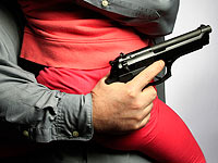 В Бразилии полицейский с ребенком на руках застрелил в аптеке двух грабителей. ВИДЕО