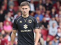 Во время матча футболист узнал, что у жены начались роды, забил два мяча и успел на рождение сына