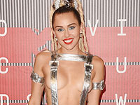 Самой сексуальной певице Америки Майли Сайрус - 25 лет. Фотогалерея