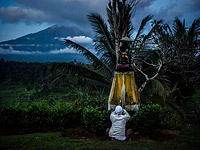 Вулкан Агунг: на Бали закрыт аэропорт, тысячи туристов не могут покинуть остров