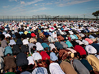 В пригороде Парижа прошла акция протеста против совершения намаза на улице