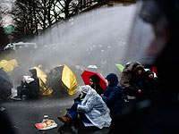 Тысячи человек вышли в Ганновере на демонстрацию против съезда ультраправых
