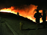 На юге Калифорнии в связи с пожарами эвакуированы десятки тысяч жителей
