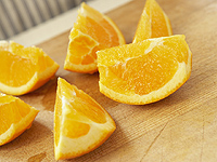 Парамедики спасли 85-летнего мужчину, подавившегося апельсином