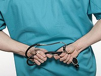 Полиция задержала мужчину и трех его сыновей, подозреваемых в нападении на врача