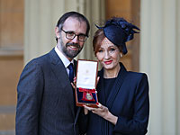 Джоан Роулинг, автор книг о Гарри Поттере,  стала кавалером Ордена Чести