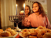 В посольствах Израиля за границей зажгли первую ханукальную свечу