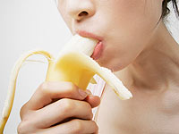 Египетская певица отправилась в тюрьму за поедание банана в нижнем белье