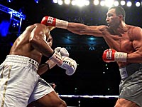 Халат Владимира Кличко, в котором он выходил на последний бой в карьере, продан с аукциона