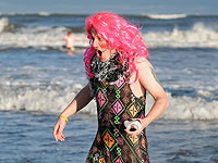 Санты, монахини и Питер Пэн: благотворительный заплыв в Северном море. Фоторепортаж