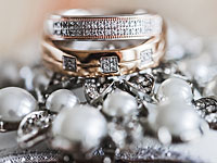 Израильтянка нашла ювелирные украшения стоимостью 50 тысяч шекелей и передала их в полицию