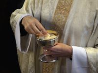 Престарелый викарий из Кента вступил брак с юной моделью – и остался без крова
