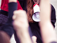 Десятки человек митингуют в Хоф а-Кармель против строительства платформ для очистки газа