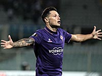 Жена нападающего клуба из ОАЭ порадовала поклонников эротическими фотографиями. Муж обозвал ее идиоткой