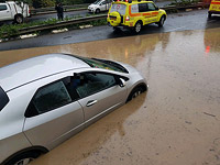 В Хайфе автомобиль застрял в глубокой луже