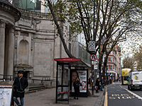 На автобусных остановка в Лондоне появились плакаты в поддержку Ахэд Тамими